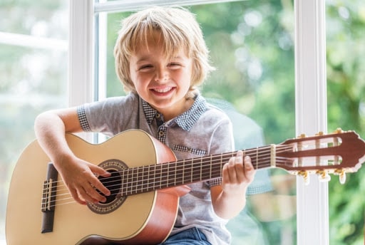 Drewniana gitara dla dzieci prawdziwa