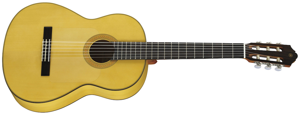 Gitara flamenco z jasnym topem i nylonowymi strunami – charakterystyczna gitara akustyczna używana w muzyce hiszpańskiej i latynoskiej